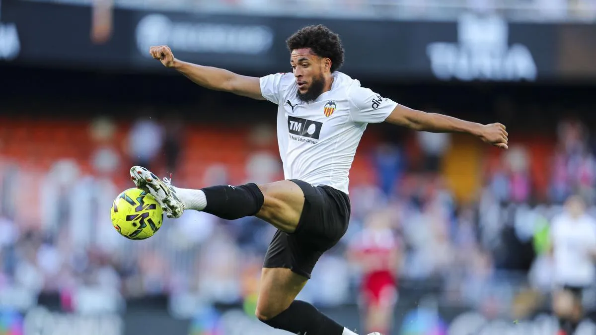 Arnaut Danjuma mengenakan seragam Valencia CF saat bertanding di lapangan hijau