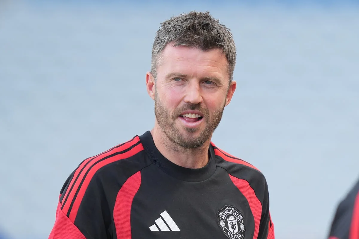 Carlos Baleba mengenakan seragam Brighton saat resmi bergabung dengan Manchester United