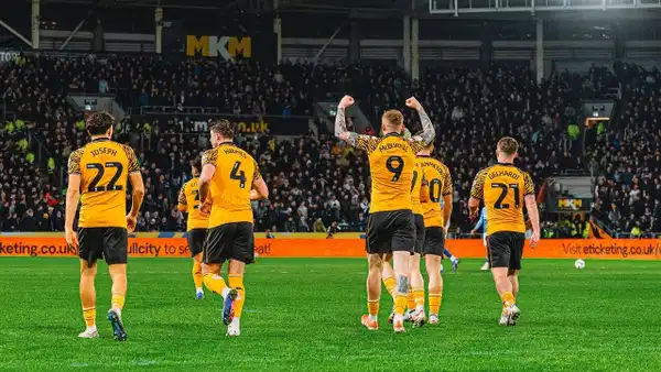 Pertandingan sepak bola antara Hull City melawan Manchester United di stadion