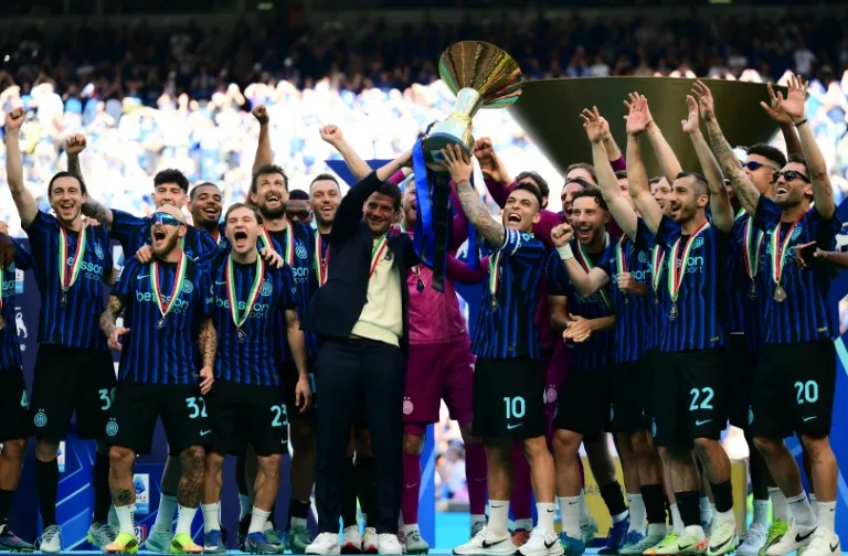 Skuad Inter Milan merayakan kemenangan dalam pertandingan Serie A
