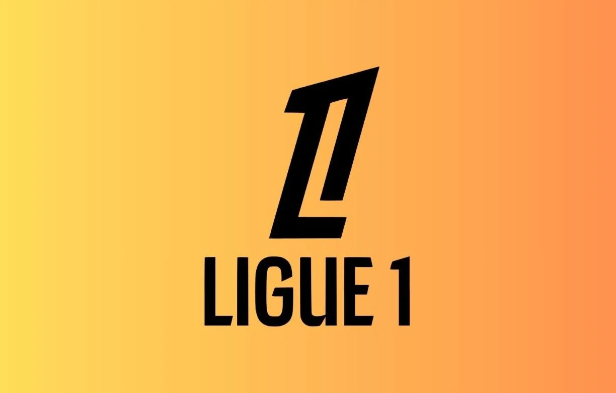 Logo dan pemain Ligue 1 bertanding di stadion sepak bola Prancis