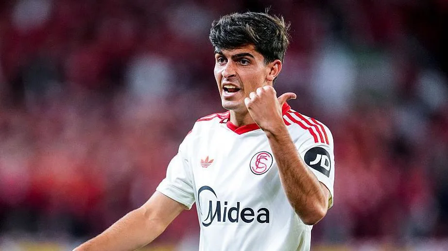 Juanlu Sanchez memegang jersey Bournemouth usai resmi bergabung dari Sevilla