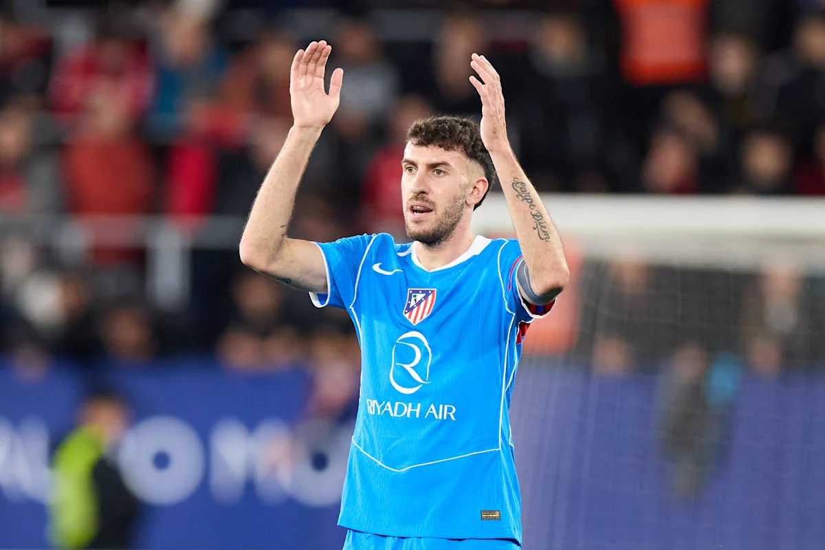 Pemain sepak bola Matteo Ruggeri dalam seragam Atletico Madrid beraksi di lapangan hijau