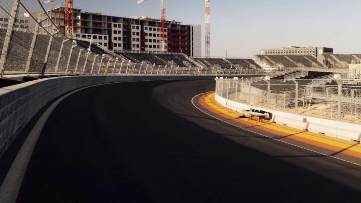 Mobil balap Formula 1 melaju kencang di sirkuit jalan raya kota Madrid