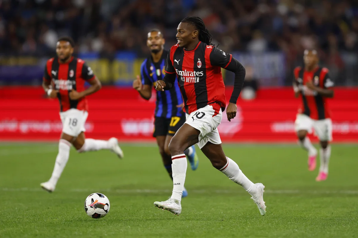 Rafael Leao beraksi di lapangan dalam pertandingan kompetisi sepak bola