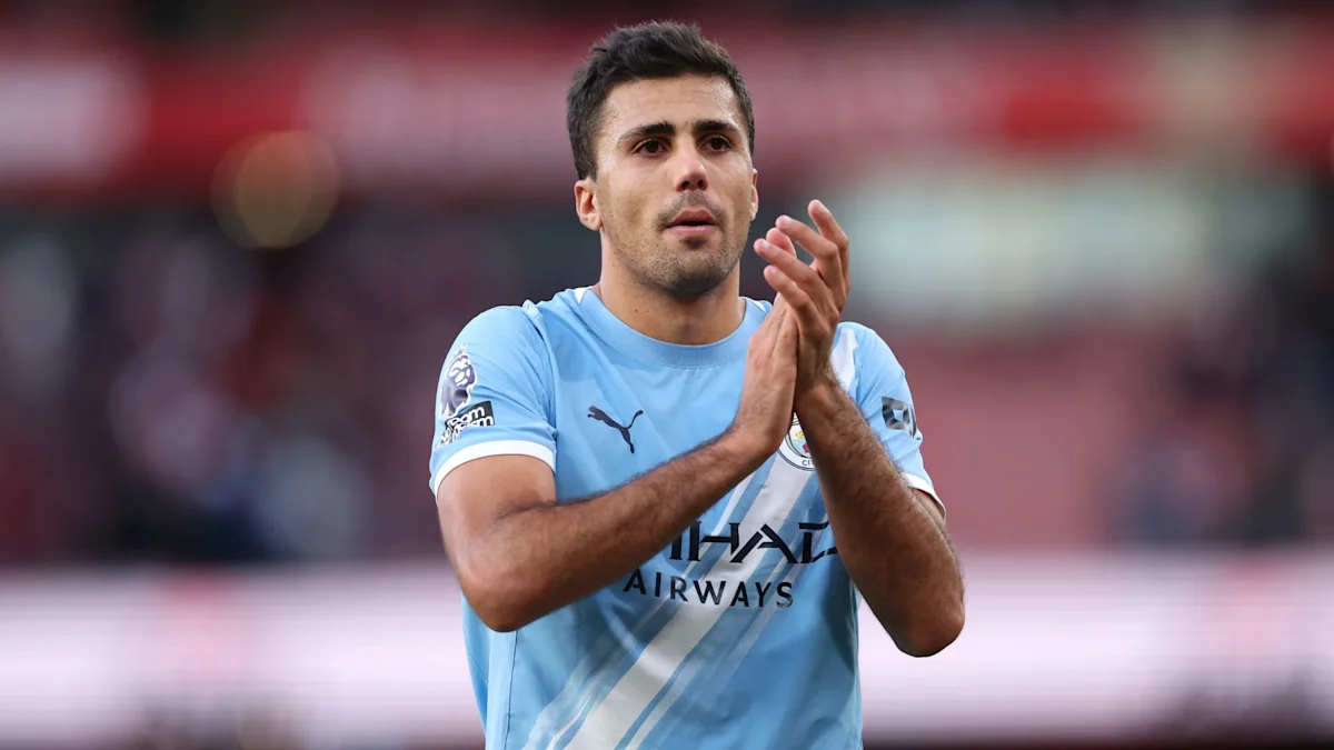 Rodri dalam seragam Manchester City saat dikaitkan dengan transfer ke Barcelona