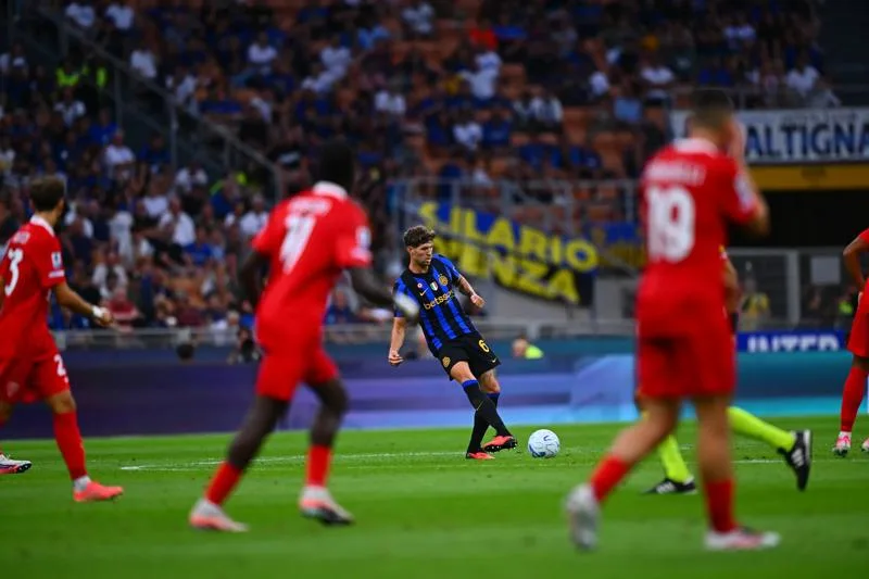 John Stones dan Aleksandar Stankovic merayakan debut bersama Inter Milan di San Siro.