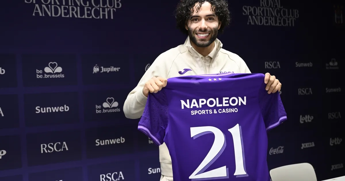 Penyerang baru Anderlecht Tawfik Bentayeb mengenakan jersey klub dalam sesi perkenalan resmi.
