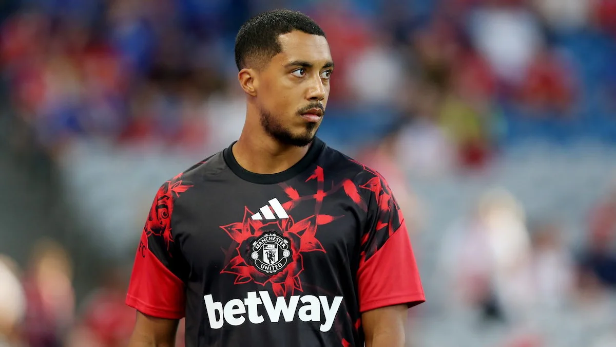 Youri Tielemans mengenakan jersey latihan Manchester United di Carrington